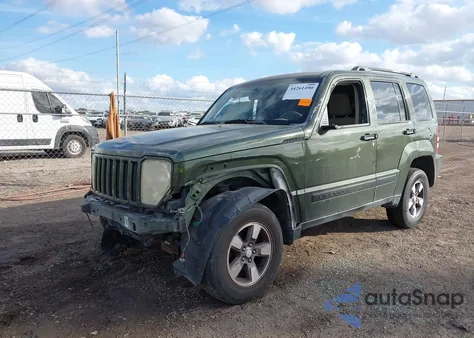 2008 Jeep Liberty Sport z USA, uszkodzony, nr VIN 1J8GP28K08W134732